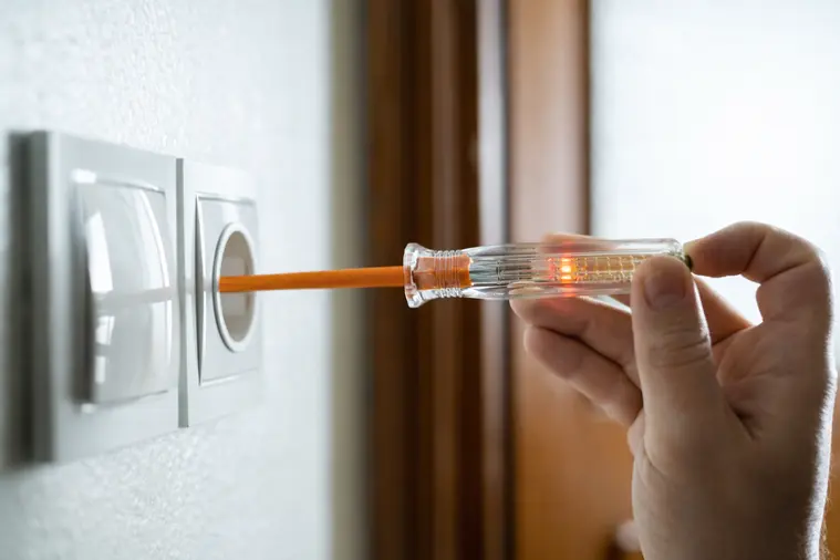 Megégett konnektor cseréje és biztonságos szerelvényezés