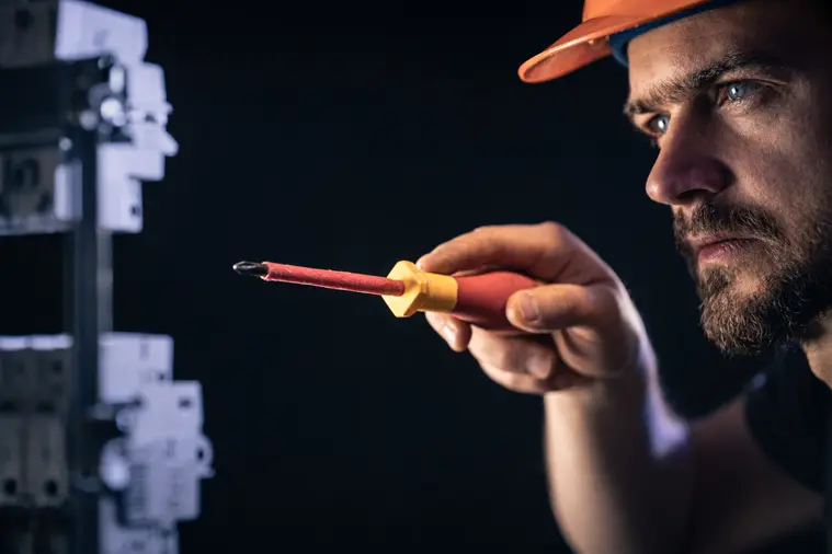 Villanyszerelő hibaelhárítás lakásban